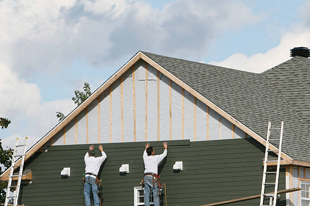 Professional Siding Repair technician working in Middleburg, NC